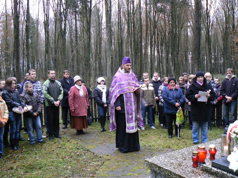 Nabożeństwo przy pomniku w Waśkach