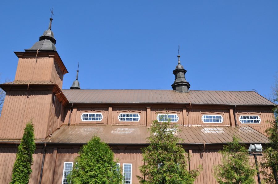 Odremontowany dach kościoła i dzwonnicy w Narwi