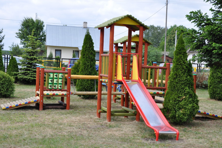 Plac zabaw przy szkole w Narwi